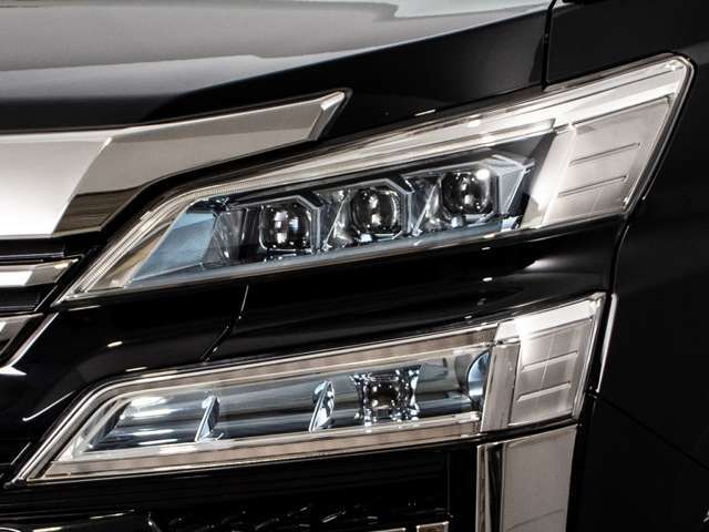 ヘッドライトはくすみも無く非常に良好な状態となっております！是非、その目でお確かめください！ヘッドライトコーティングも承っております！心よりご来店をお待ちしております！