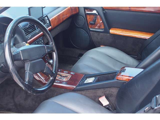 運転席のシートは張り替えてますので新品です。