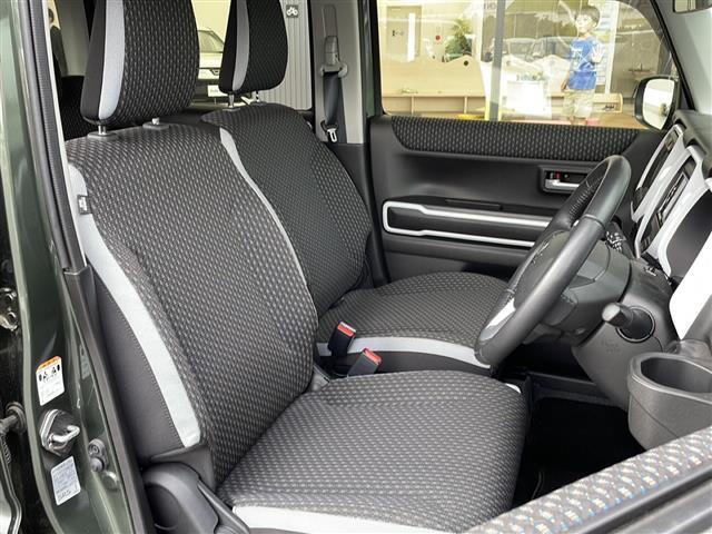 【運転席】座り心地が良いシートなので長時間の運転でも快適にお過ごしいただけます。新品のフロアマットのご注文も可能です。掲載箇所以外にご希望の写真がございましたらお気軽にお問い合わせ下さい。