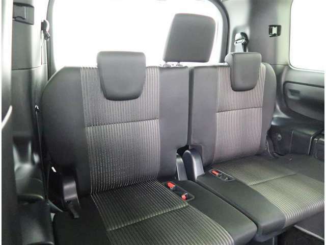 【サードシート】サードシートもリクライニングが可能な3人掛けシートになります。