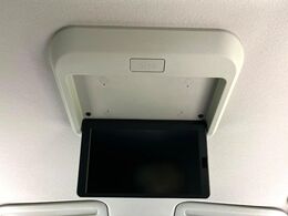 【フリップダウンモニター】大画面モニターで後席でもエンタメをお楽しみいただけます。小さなお子様にも大人気の装備です♪