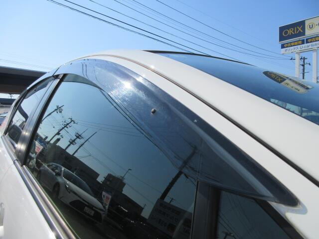 雨の日の換気に便利なドアバイザー付きです。