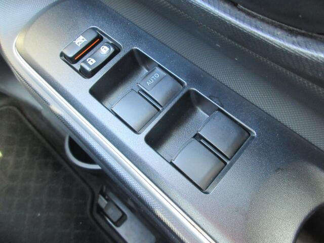 パワーウィンドウは運転席のスイッチのみオート機能も装備されております。ウィンドウロックも装備されてい