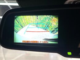【バックカメラ】駐車時に後方がリアルタイム映像で確認できます。大型商業施設や立体駐車場での駐車時や、夜間のバック時に大活躍！運転スキルに関わらず、今や必須となった装備のひとつです！