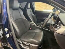 【レザーシート】ならではの高級感あふれる内装がこたわりのアイテム。見た目の高級感とより上質な座り心地をお楽しみください。