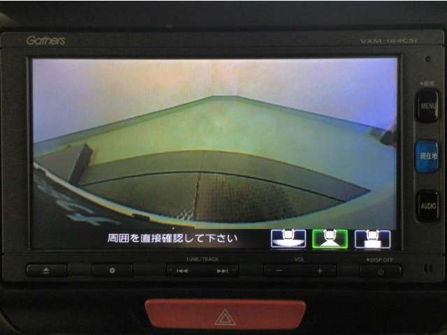 【バックカメラ】運転が苦手な方も車庫入れラクラクです！ギアをリバースに入れれば自動的に切り換わりますので、面倒な操作は不要です♪狭い駐車場もお車を傷つけず安心ですね！