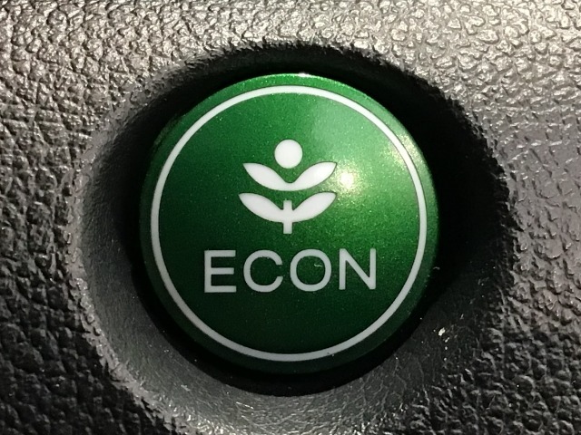 ★ECONスイッチ★　エコドライブを加速しよう！スイッチをONにすると、運転の仕方によるロスを抑え込み燃費をよくするようクルマが頑張ります（＊＾ー＾＊）燃費向上にチャレンジ♪