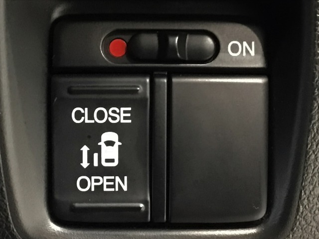 【パワースライドドア】助手席側がパワースライドドアになっており、運転席のスイッチやスマートキーでも開閉が可能です！開口部も広いので乗り降りも楽々♪