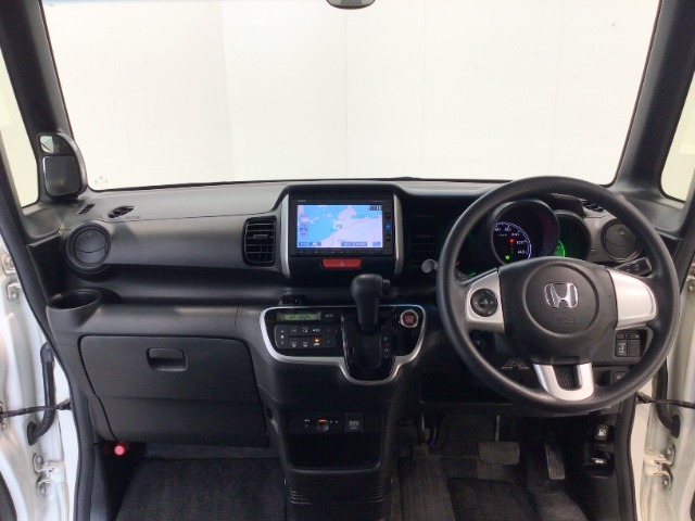 【前方視界】開放的な前方視界！運転がしやすく疲れにくいです♪窓が大きく、見通しがとっても良いおクルマですよ♪