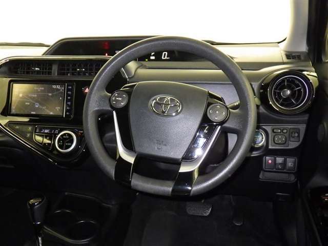 運転の際、常に目にする部分だけにシックで飽きのこないデザインが良いですね。