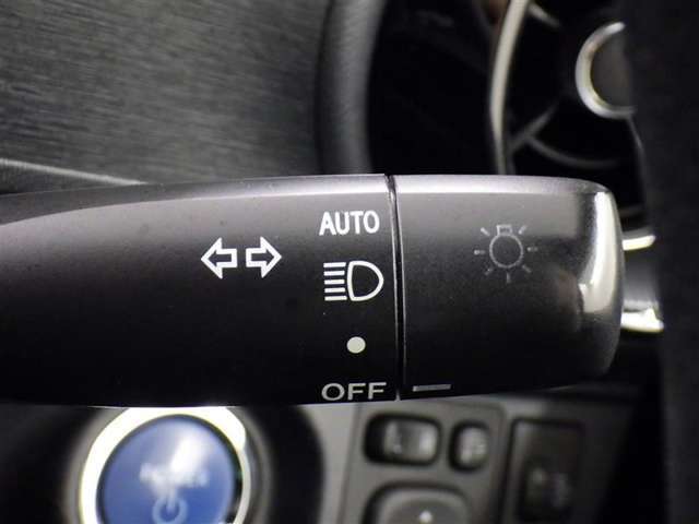 【オートライト】車外の明るさに応じて、自動的にライトの点灯・消灯をしてくれます。