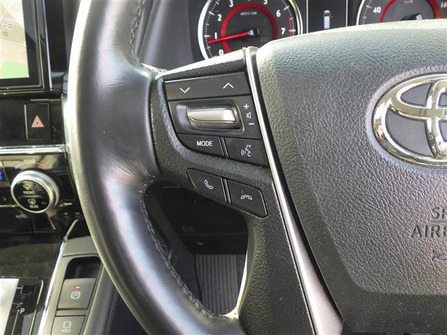 【ハンドル】軽い力で扱いやすいハンドルです。目立つ傷やスレなどなく綺麗な状態です！除菌プランいれていただくとさらに快適に！清潔なお車はお子様にも安心ですね！