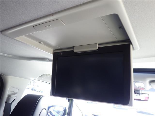 【フリップダウンモニター】後席のゲストやお子様も大画面で映像をお楽しみいただけます！ロングドライブや渋滞中も退屈することのない快適なドライブを！
