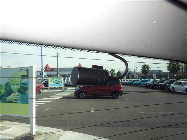 【ドライブレコーダー】映像・音声などの運転中の記録を残します。事故などを起こした起こされた時の証拠になりえますので、もしも時でも安心ですね。