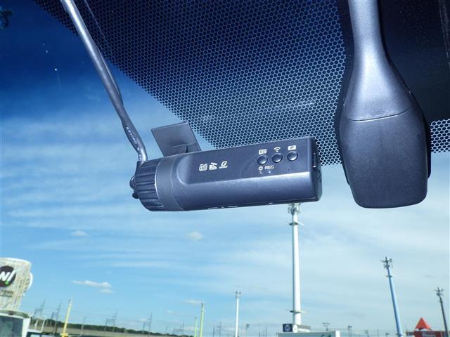 【ドライブレコーダー】映像・音声などの運転中の記録を残します。事故などを起こした起こされた時の証拠になりえますので、もしも時でも安心ですね。