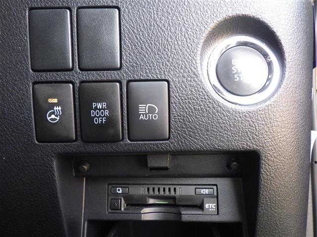 【ETC】有料道路を利用する際に料金所で停止することなく通過できる、ETC車載器（ノンストップ自動料金収受システム機器）が装備されています。セットアップを行うことで利用可能になります。