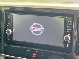 【純正ナビ】人気の純正ナビを装備しております。ナビの使いやすさはもちろん、オーディオ機能も充実！キャンプや旅行はもちろん、通勤や買い物など普段のドライブも楽しくなるはず♪