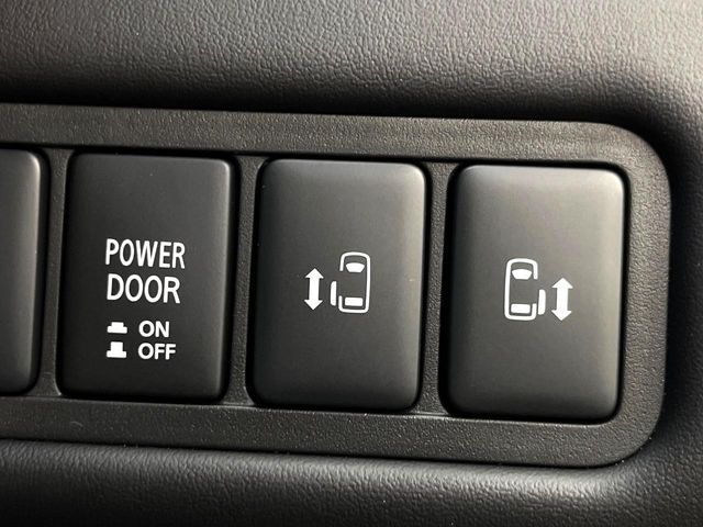 【両側パワースライドドア】スマートキーや運転席のスイッチで後席両側スライドドアの開閉が可能♪電動だから力を入れてドアを開ける必要が無く、小さなお子様でも簡単に開け閉めでき快適です♪