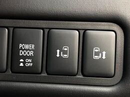 【両側パワースライドドア】スマートキーや運転席のスイッチで後席両側スライドドアの開閉が可能♪電動だから力を入れてドアを開ける必要が無く、小さなお子様でも簡単に開け閉めでき快適です♪