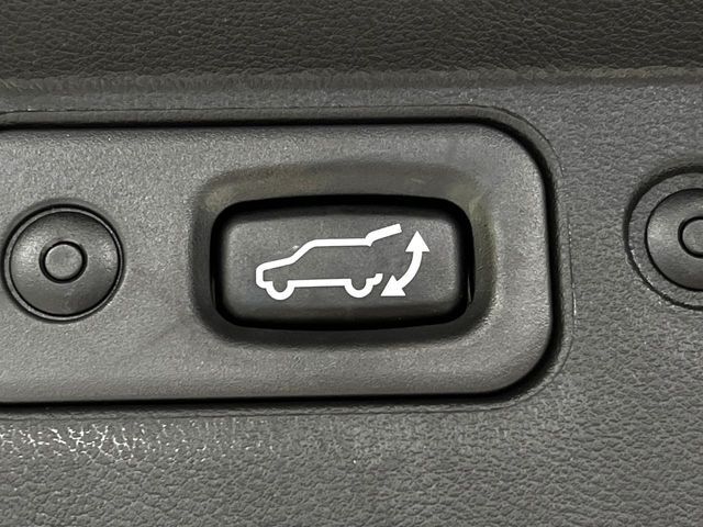 【パワーバックドア】スマートキーや運転席のボタンを押すだけでリアゲートが自動で開閉します！荷物を持っている時や、高い位置にあるバックドアを閉める際に便利な機能です♪