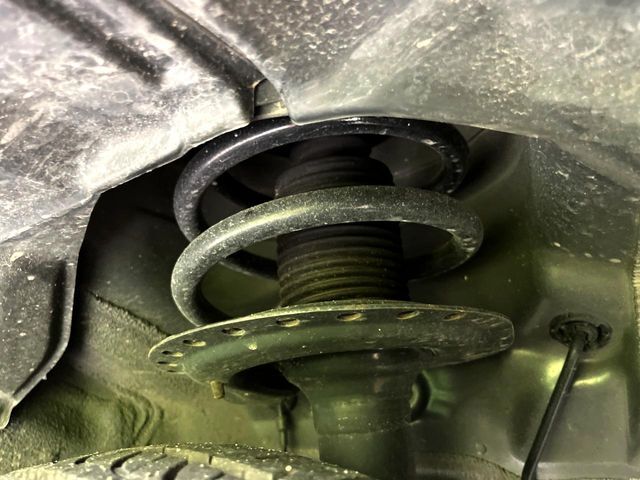 お車を安心してお乗りいただく為には、足回りの定期点検が欠かせません。サービスサポート（有償保証）では無料点検もご提供しており、安心のカーライフをお過ごしいただけるサポート体制が整っています。
