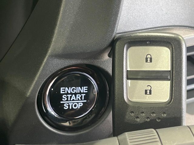 【Hondaスマートキー】カバンやポケットに入れたままでもドアの施錠・解錠が可能なスマートキーを装備。エンジンのオン・オフ時もカギを取り出す必要が無いからとっても便利です♪