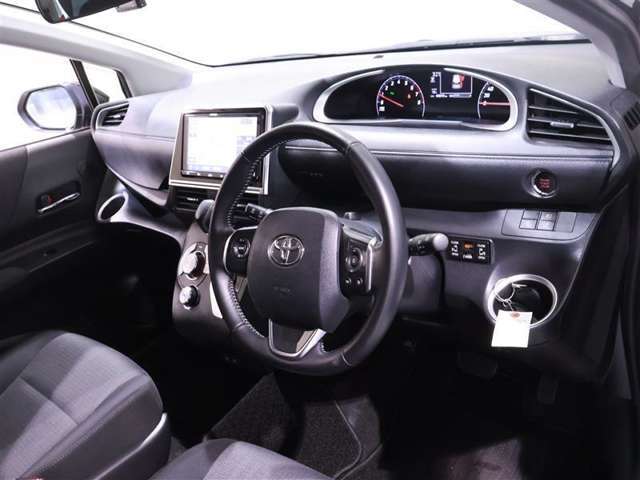 運転席周りは遊びにも通勤にも普段のお買い物にもピッタリ。日々のドライブに居心地のよいレイアウトです。