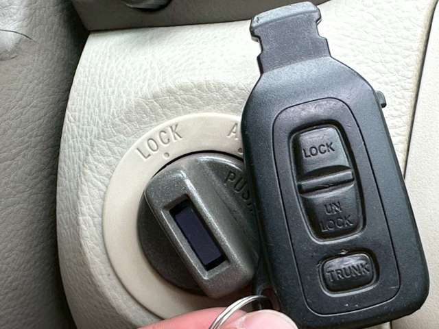 車内へのアクセス楽々、今や必須アイテムの「スマートキー」には、キー複製防止「イモビライザー」まで備わっております。