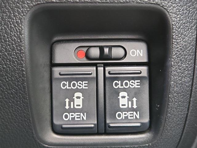 【電動スライドドア】付きです！荷物で手が塞がっていても　簡単にドアの開閉が出来ます！何より力いらずで開閉OK！女性やお年寄りにも優しい。電動機能はOFFにもできますから元気なお子様の駆出しも安心！