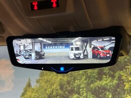 【デジタルインナーミラー】後席の大きな荷物や同乗者で後方が確認しづらい時でも安心！カメラが撮影した車両後方の映像をルームミラー内に表示。クリアな視界で状況の確認が可能です！