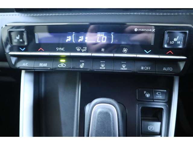 エアコンは温度設定のみ行えば面倒な操作が不要なフルオートタイプです。しかも左右で別々の温度設定が可能で快適な空間を作ってくれます！