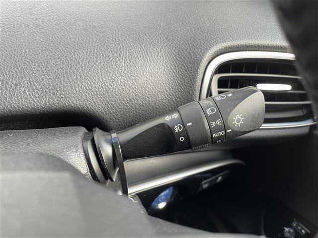 【オートライト（AUTO）】外の明るさをシステムが感知して、自動でヘッドライトが点灯します！ヘッドライトをつけ忘れを防ぐ便利機能です。