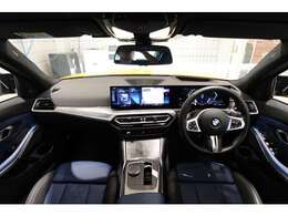 ドライバーに向かってレイアウトされた機能的なセンターコンソールやコントロール類がもたらす高い操作性。常に、運転に集中できるレイアウトです。