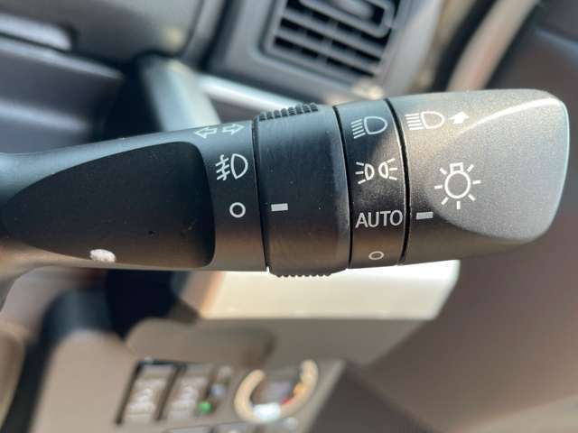 「オートライト」　暗くなると自動でライトが点灯し、安全運転を手助け！