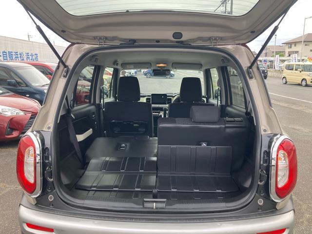 後席シートは分割して倒せます、大きな荷物も収納可能。