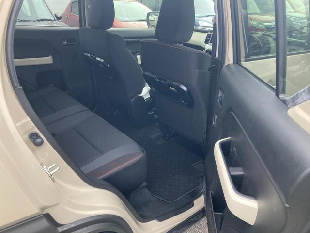 後席スペースもひろい。