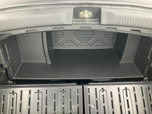 トランクフロアスペースも底が深く大きな荷物も収納可能。