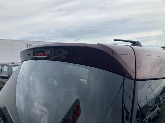 ルーフエンドスポイラーも標準装備です。