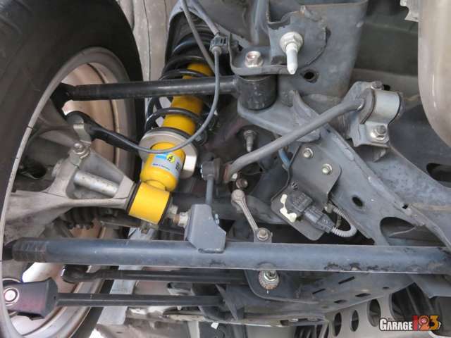 リア周りもサビなどもほぼ無くやっぱり黄色が眩しい状態ですね♪リンク類やカムボルトの色味などキレイですし。ちゃんとメンテナンスされていた感じが出ています。