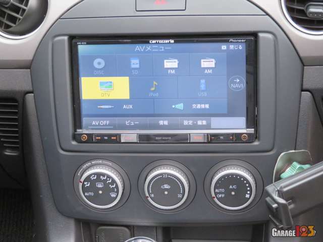 ちょっと古めですがナビが付いています。Bluetoothは無いですがUSBやAUX端子があるので汎用性はありますね！テレビはワンセグタイプになります。