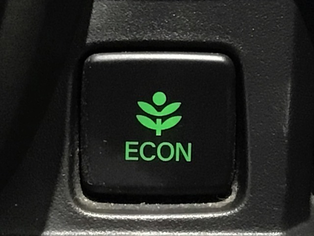 ★ECONスイッチ★　エコドライブを加速しよう！スイッチをONにすると、運転の仕方によるロスを抑え込み燃費をよくするようクルマが頑張ります（＊＾ー＾＊）燃費向上にチャレンジ♪