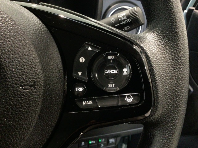 【アダプティブ・クルーズ・コントロール】予め設定した車速内でクルマが自動的に加減速。 前走車との適切な車間距離を維持しながら追従走行し、高速道路でのドライバーの疲労を軽減してくれる嬉しい機能付♪