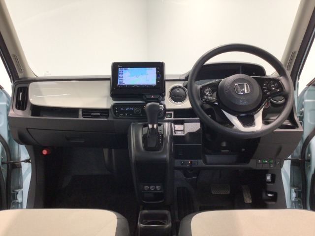 【前方視界】開放的な前方視界！運転がしやすく疲れにくいです♪窓が大きく、見通しがとっても良いおクルマですよ♪