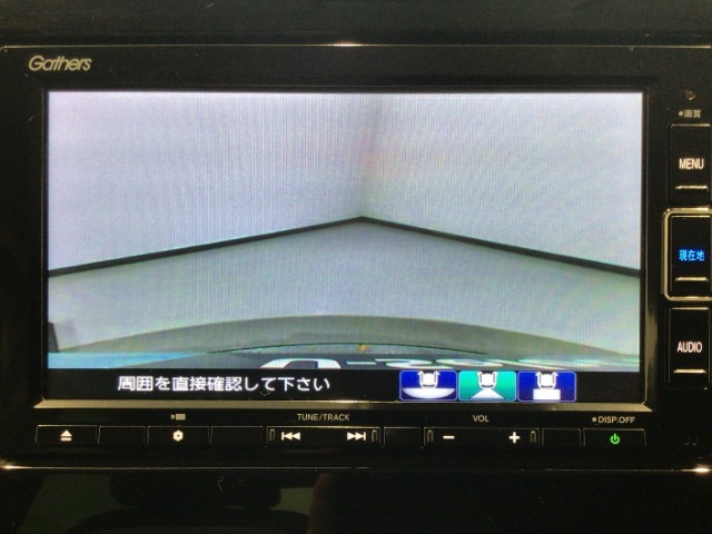 【バックカメラ】運転が苦手な方も車庫入れラクラクです！ギアをリバースに入れれば自動的に切り換わりますので、面倒な操作は不要です♪狭い駐車場もお車を傷つけず安心ですね！