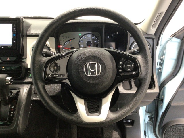 運転にかかわる様々な操作を安全に行えるように視点移動が少なく操作性に配慮されたスイッチ類が凝縮されたコクピットです。