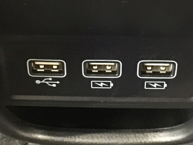 【USBポート】USBポートも装備されています、スマートフォンの充電やオーディオに連携も可能です、今や欠かせない装備の一つです！