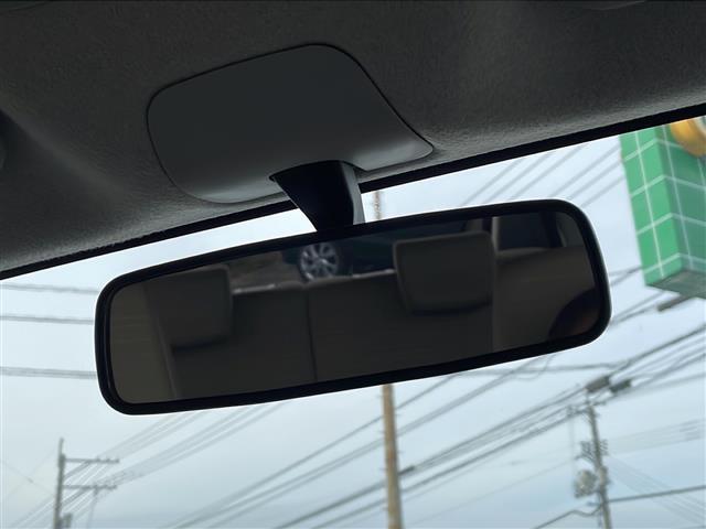 バックミラーの写真です。割れ等ございませんので、ご安心ください。中古車のミラーはくすんで汚れていることが多いですが、くまなく清掃しております。