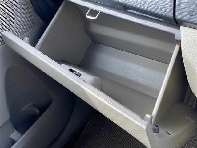 グローブボックスの写真になります。奥行きもしっかりあり、少々大きなものでも収納できます。また、こういった場所はほこりがたまりやすいですがしっかり清掃しておりますので、ご安心ください！