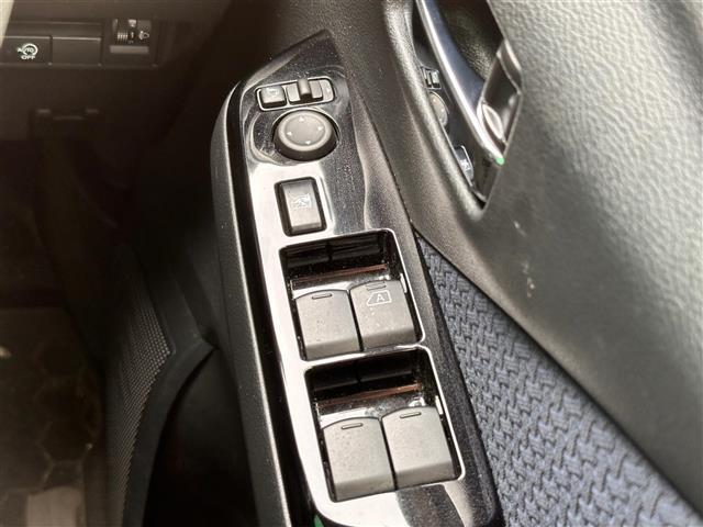 【電動格納ミラー】運転席のスイッチで、ドアミラーの開閉や角度の調整ができます。