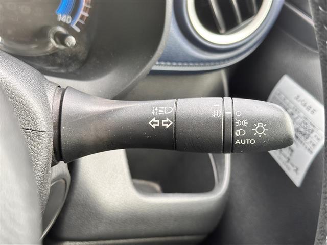 【オートライト（AUTO）】外の明るさをシステムが感知して、自動でヘッドライトが点灯します！ヘッドライトをつけ忘れを防ぐ便利機能です。